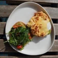 Авокадо-тост с яйцом пашот и соусом голландез