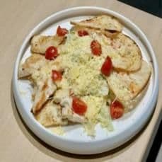 Салат Цезарь с курицей