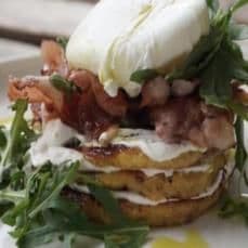 Драники с беконом и яйцом пашот