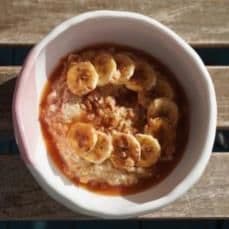 Овсяная каша с карамелью и бананом