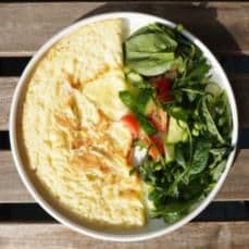 Нежный омлет с овощным салатом