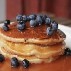 Панкейки с карамелью и голубикой
