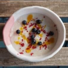 Рисовая каша с конфитюром из манго и свежими ягодами