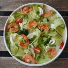 Салат с креветками, брокколи и цитрусовой заправкой