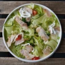 Салат с курицей, страчателлой и цитрусовой заправкой