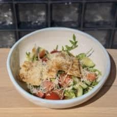 Тёплый салат с куриной грудкой в медово-горчичной заправке