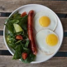 Завтрак с глазуньей, колбаской и зелёным салатом