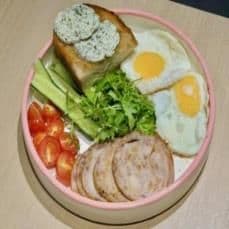 Завтрак с глазуньей и фермерской ветчиной