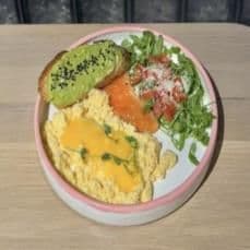 Завтрак со скрэмблом и лососем