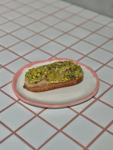 Эклер фисташковый