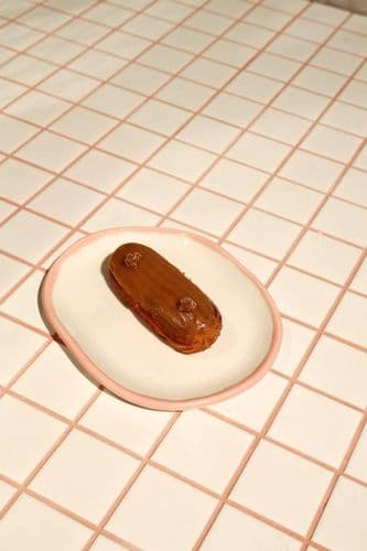 Эклер карамельный