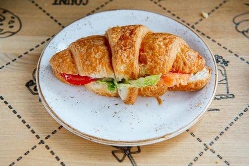 Круассан с лососем
