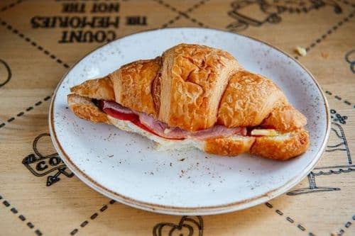 Круассан с ветчиной