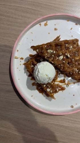 Вафли с карамелью, орехами и мороженым