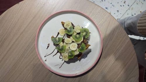 Вафли с нутеллой, киви и бананом