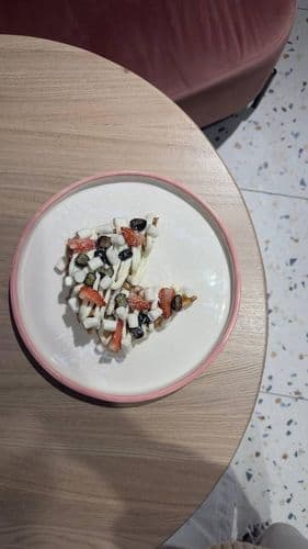 Вафли со сливочным соусом и ягодами